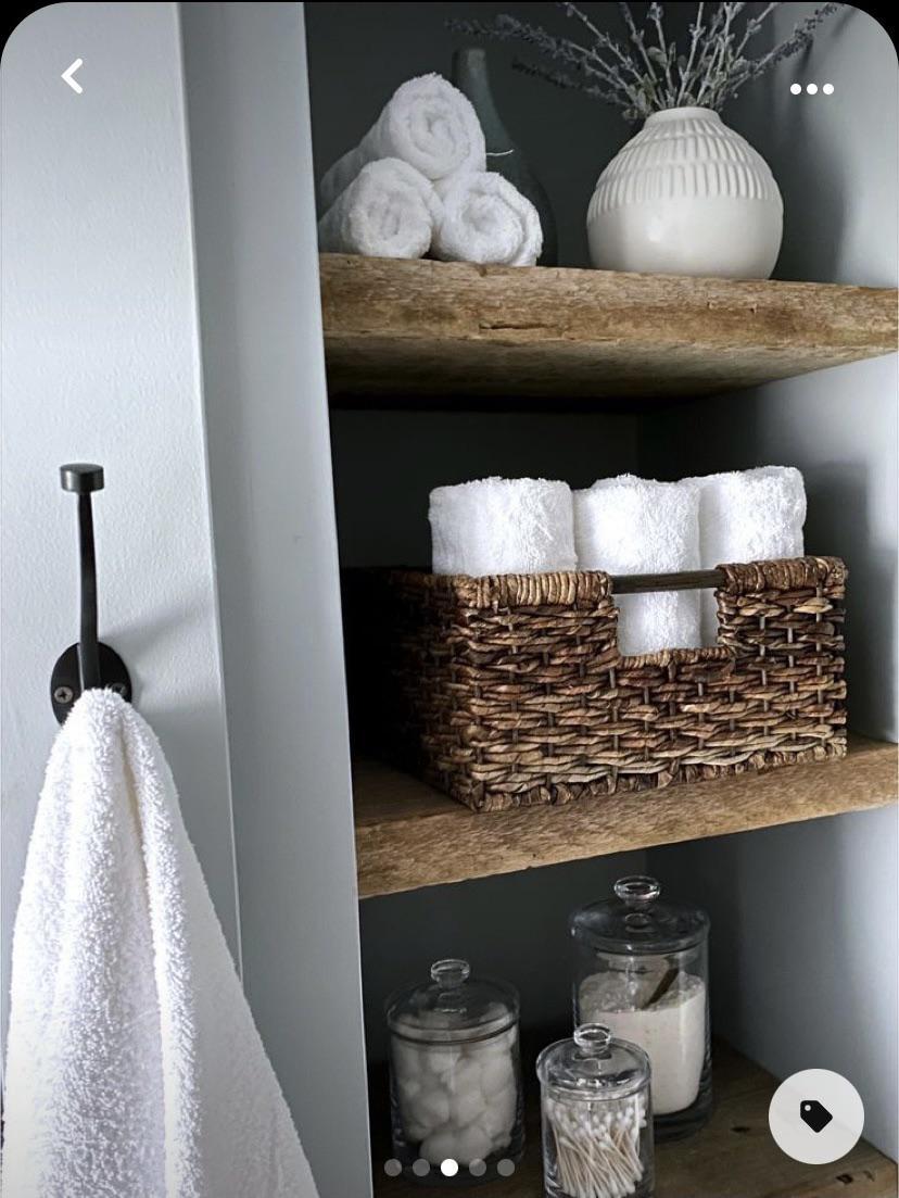 Utilize ⁢open shelving​ to showcase⁣ unique decor in​ your boho bathroom