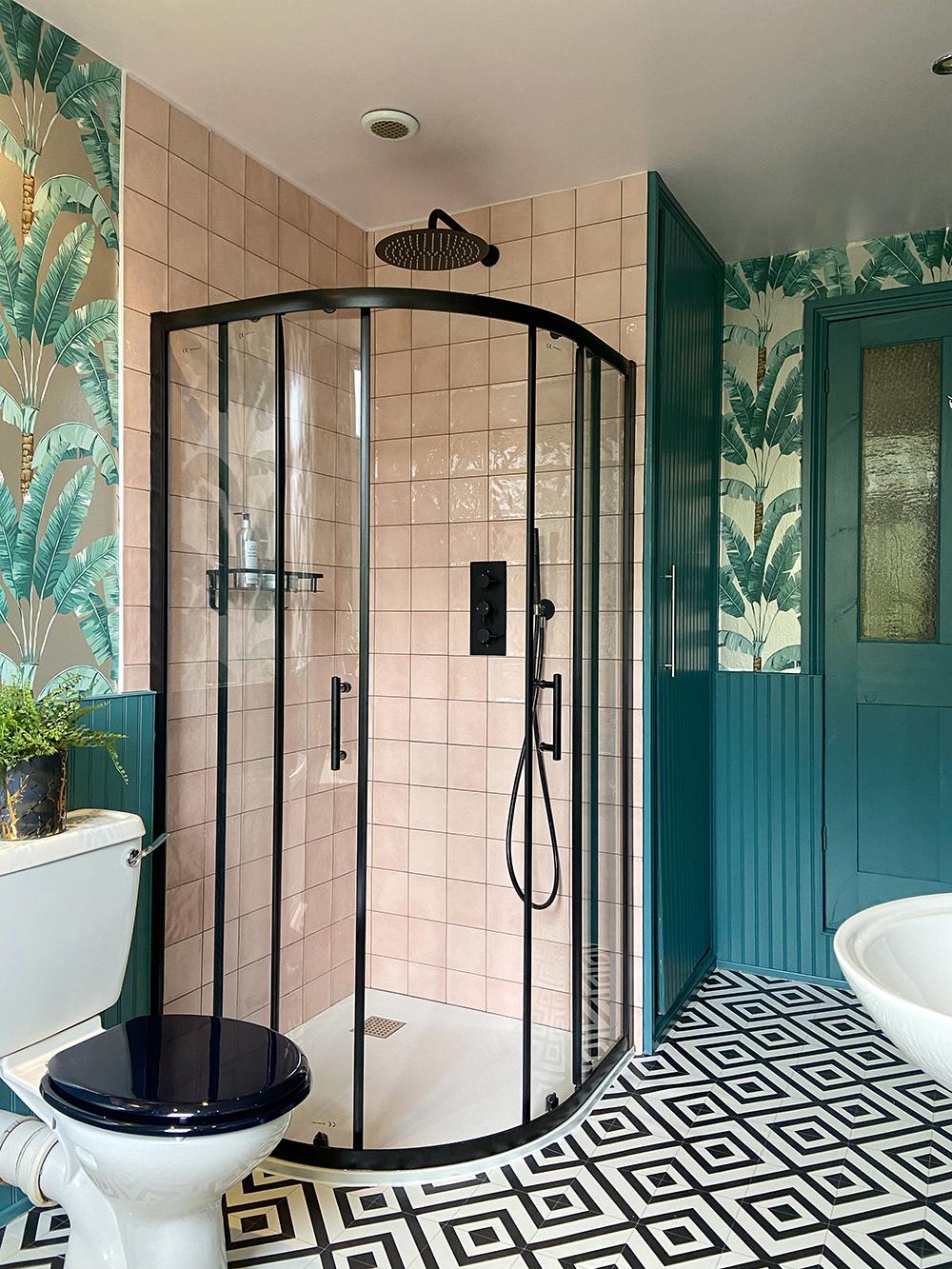 Tropical Oasis: Bring the beach ⁢to your bathroom ⁣with vibrant greens