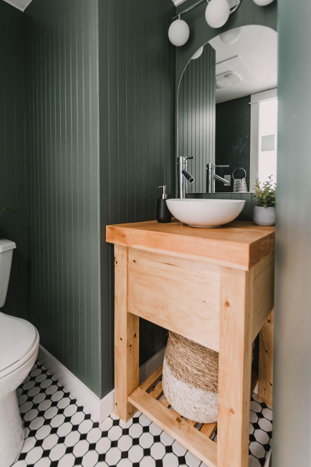 Select warm-toned wooden bathroom flooring for⁣ a cozy​ feel