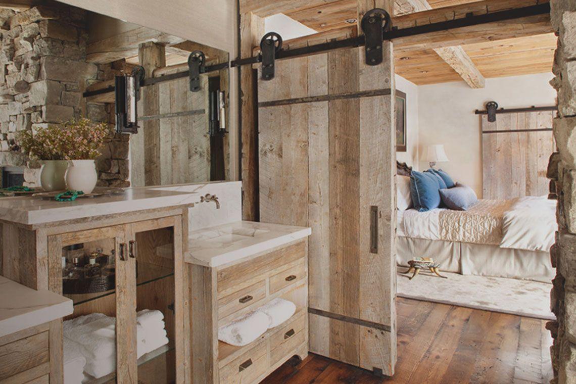 Rustic farmhouse bathroom: Weathered wood and natural textures for charm