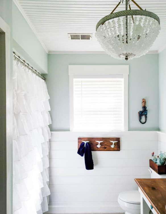 Coastal bathroom: Soft blues and whites evoke beachside tranquility