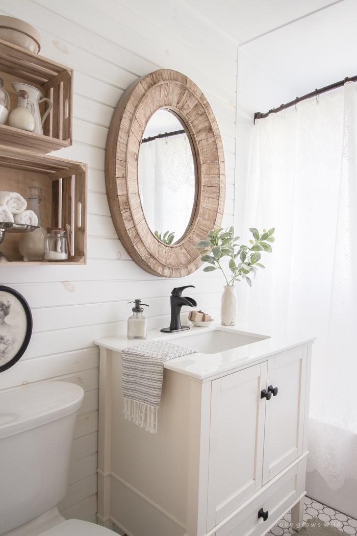 Showcase unique artwork to add personality to⁣ your eclectic bathroom decor