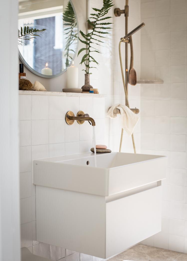 Scandinavian bathroom: Bright whites and natural materials for simplicity