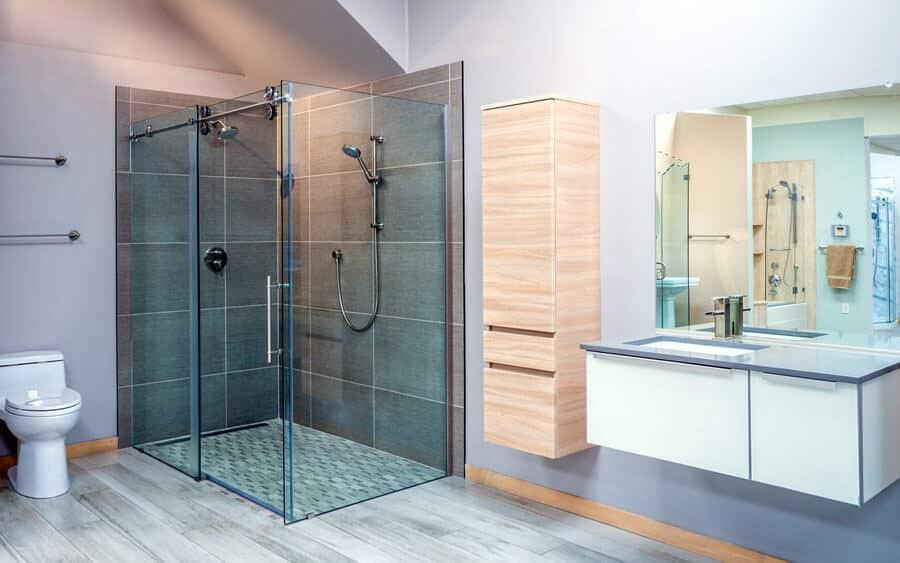 Frameless Glass Shower:​ Enhance openness​ and light ‍in your modern bathroom