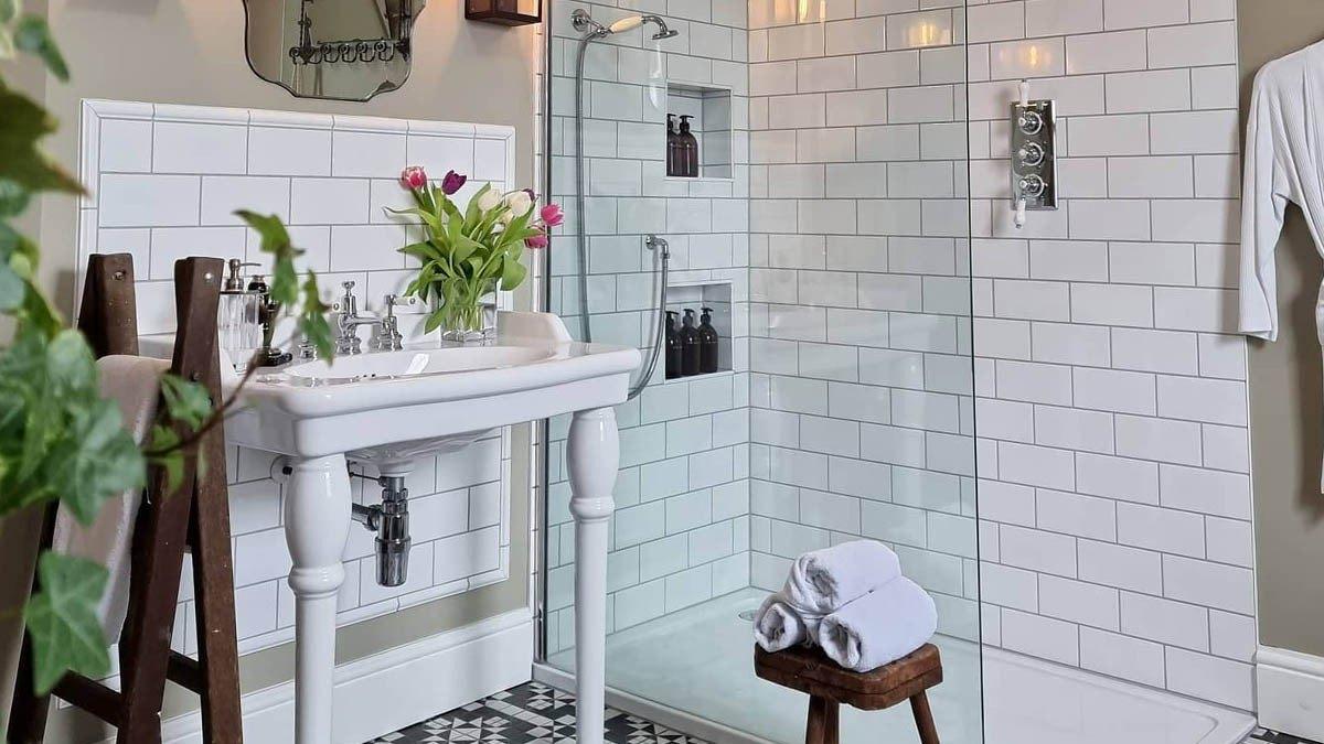 Vintage finds create unforgettable stories in your curated boho ⁤bathroom ‍space