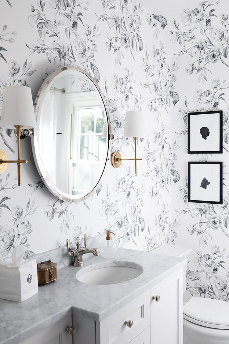 Monochrome Magic:⁢ Elevate your‍ bathroom ‌design with bold black-and-white contrasts