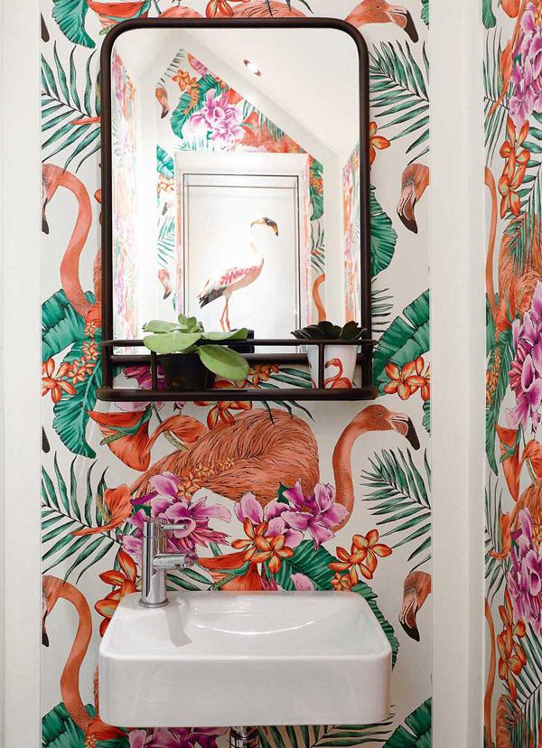 Choose a bold, graphic wallpaper to make a statement in⁢ your eclectic bathroom