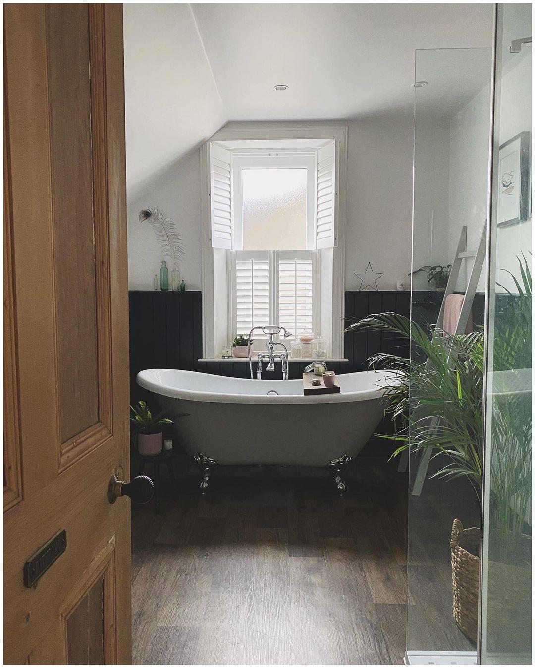 Choose‍ wooden ⁢flooring to ⁢warm up your wooden‍ bathroom space