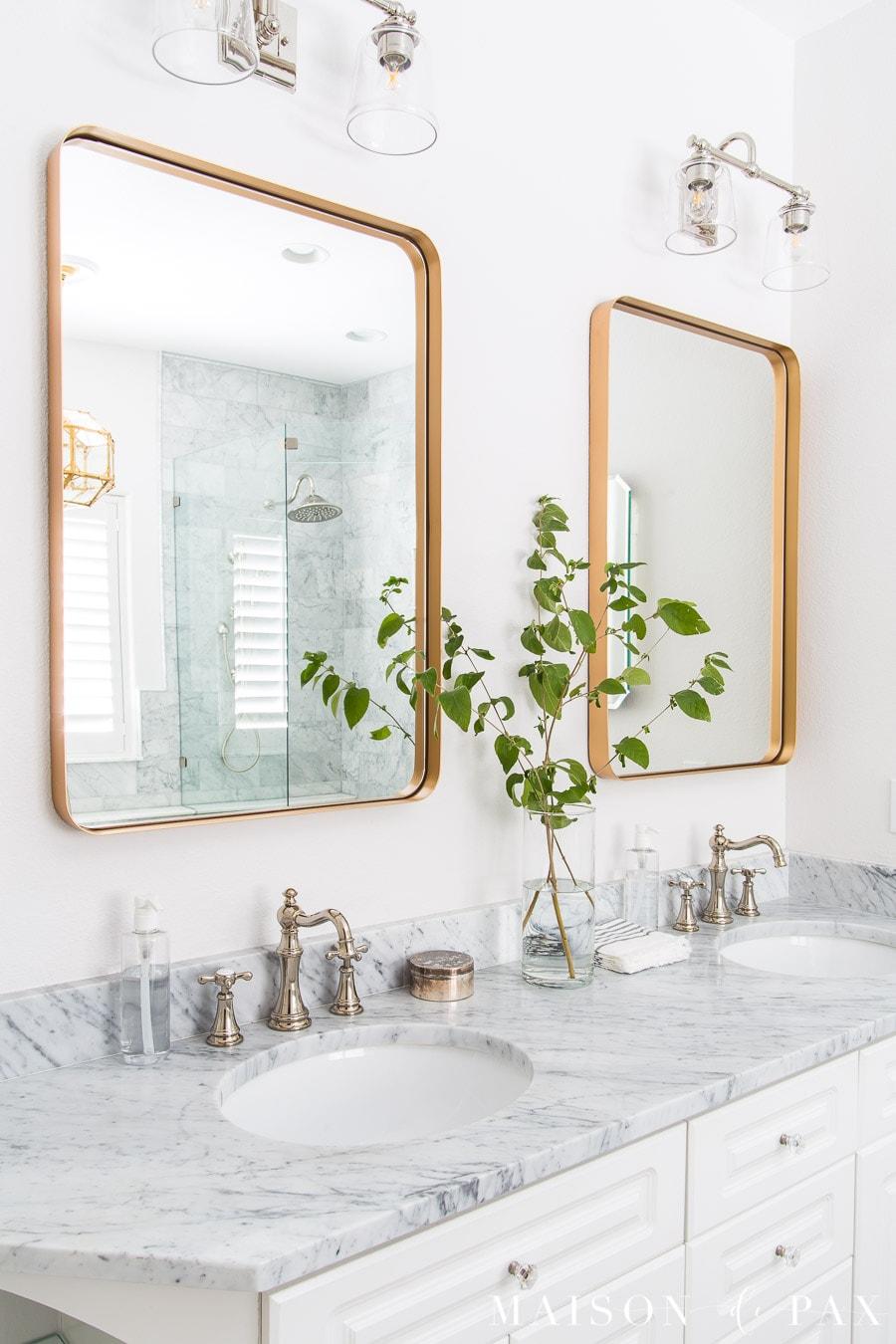 Glamorous Metallics: Shimmering accents elevate your bathroom elegance