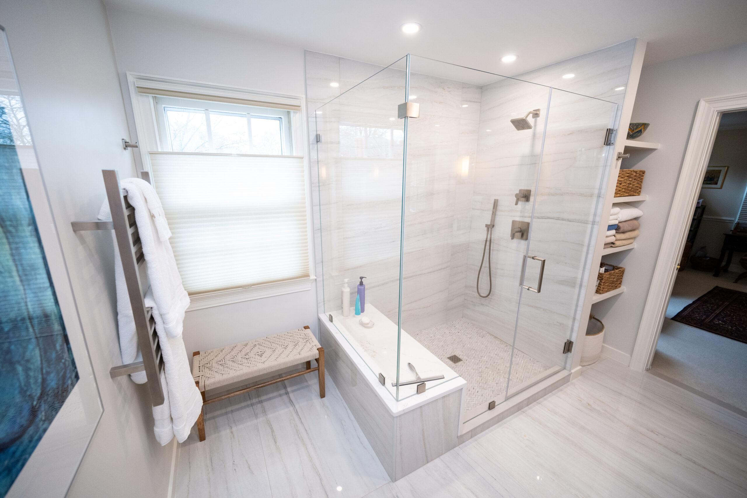 Sleek storage benches⁢ for ⁣a clutter-free modern bathroom experience