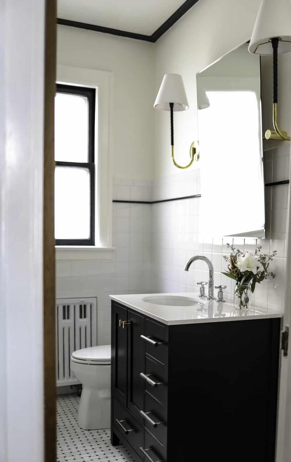 Monochrome bathroom: Black and white accents for timeless elegance