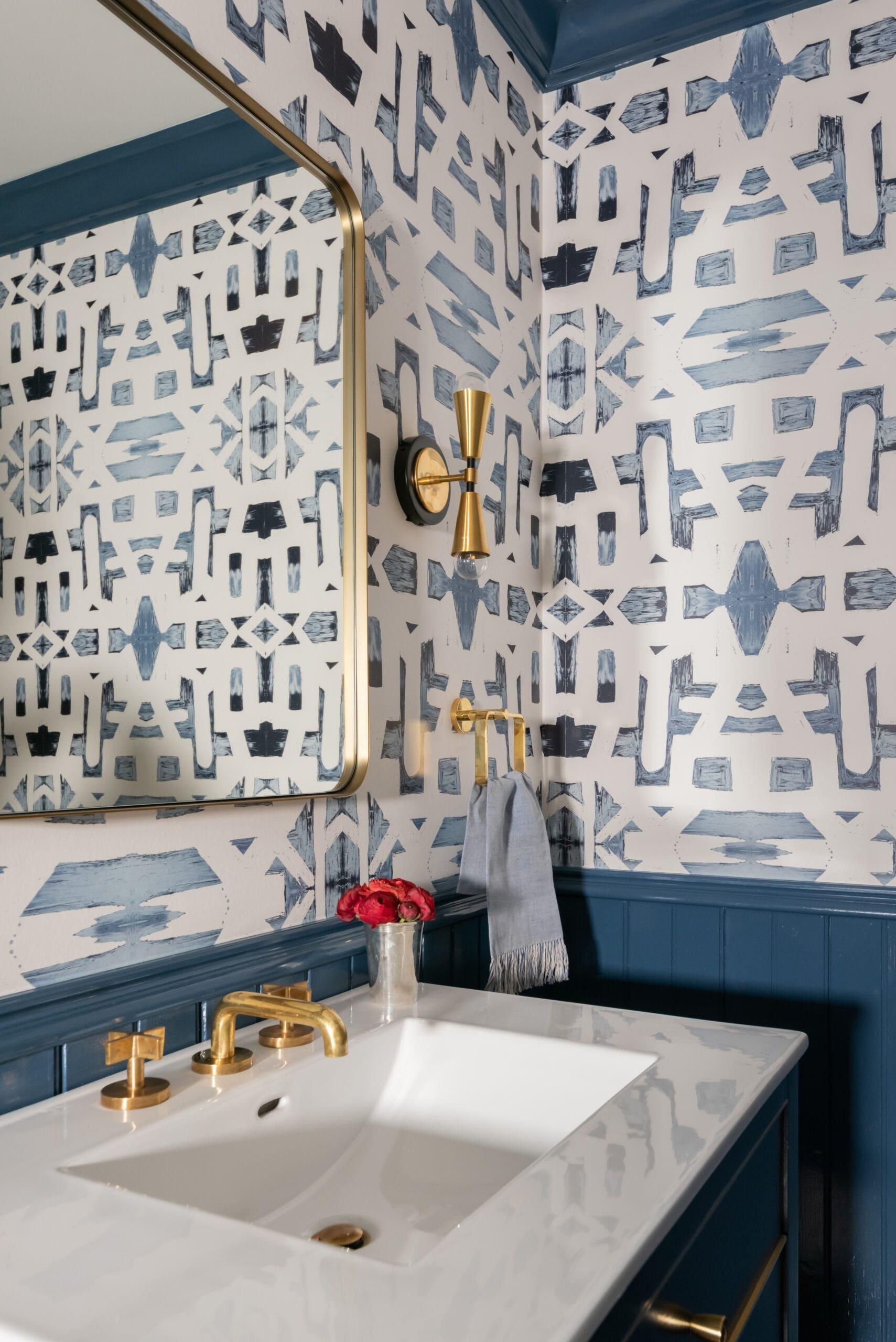 Experiment⁤ with bold wallpaper⁤ patterns for an eye-catching focal point in your eclectic bathroom