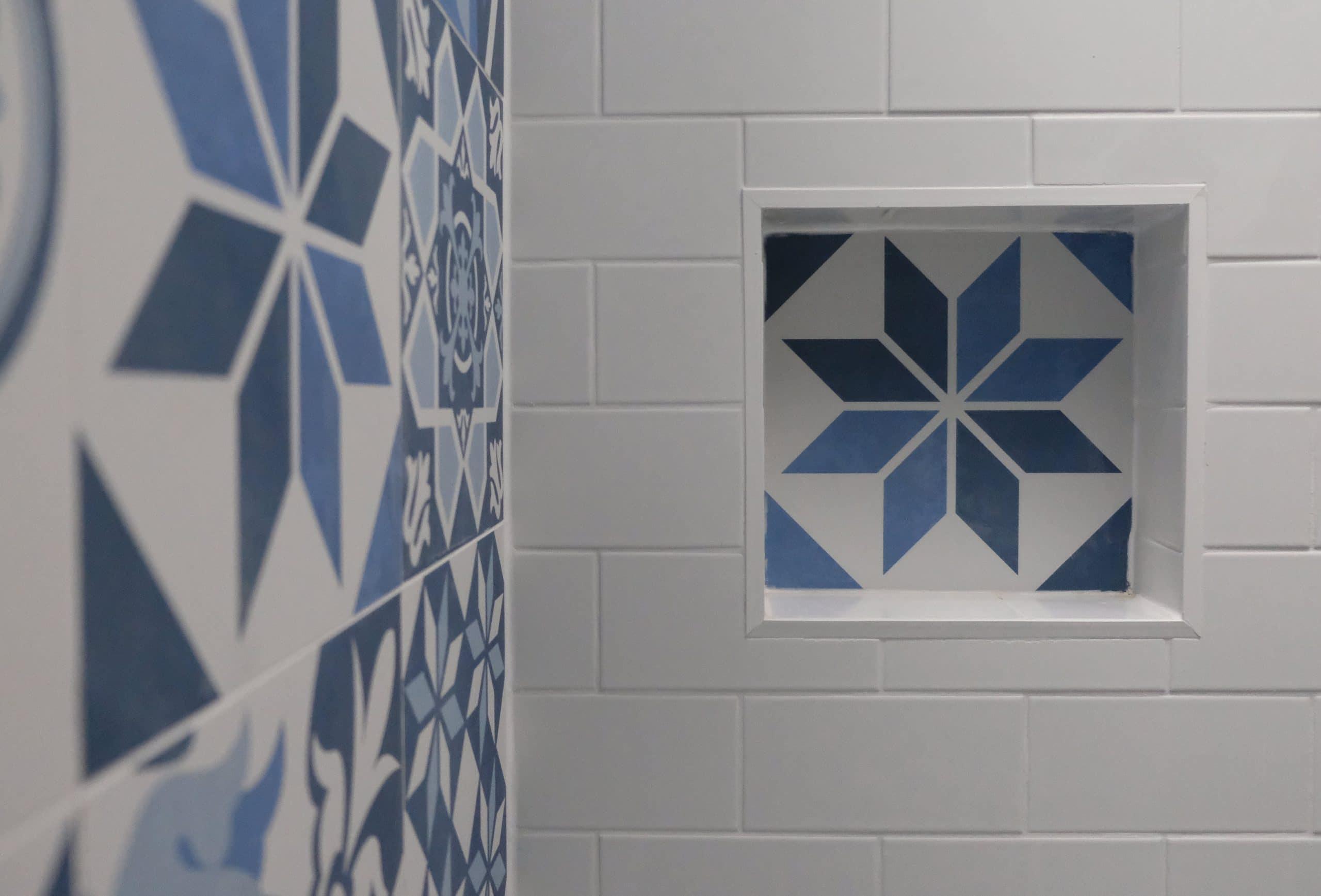 Install ⁤a patterned ⁢shower ⁢tile​ for a striking visual contrast in your eclectic bathroom