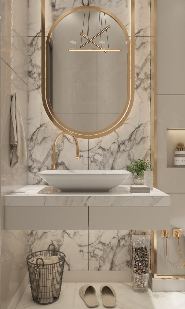 Art Deco Glam: Combine luxurious‍ textures and geometric patterns in your bathroom