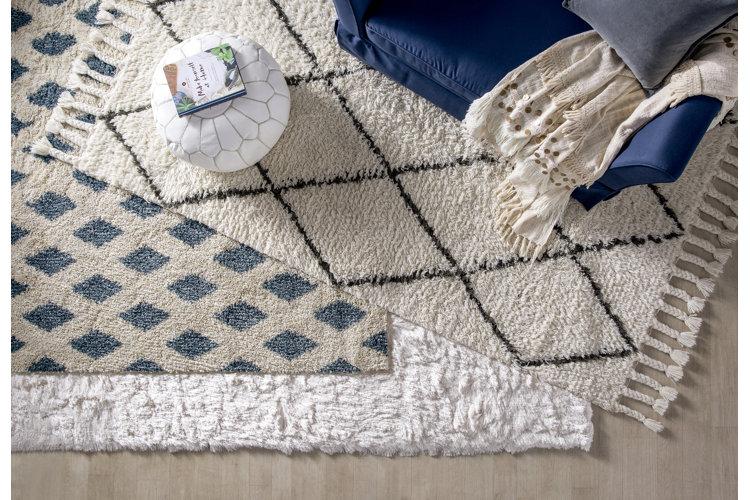 Layer rugs in varied⁢ patterns for‍ warmth and ⁢interest in your ⁢eclectic bathroom