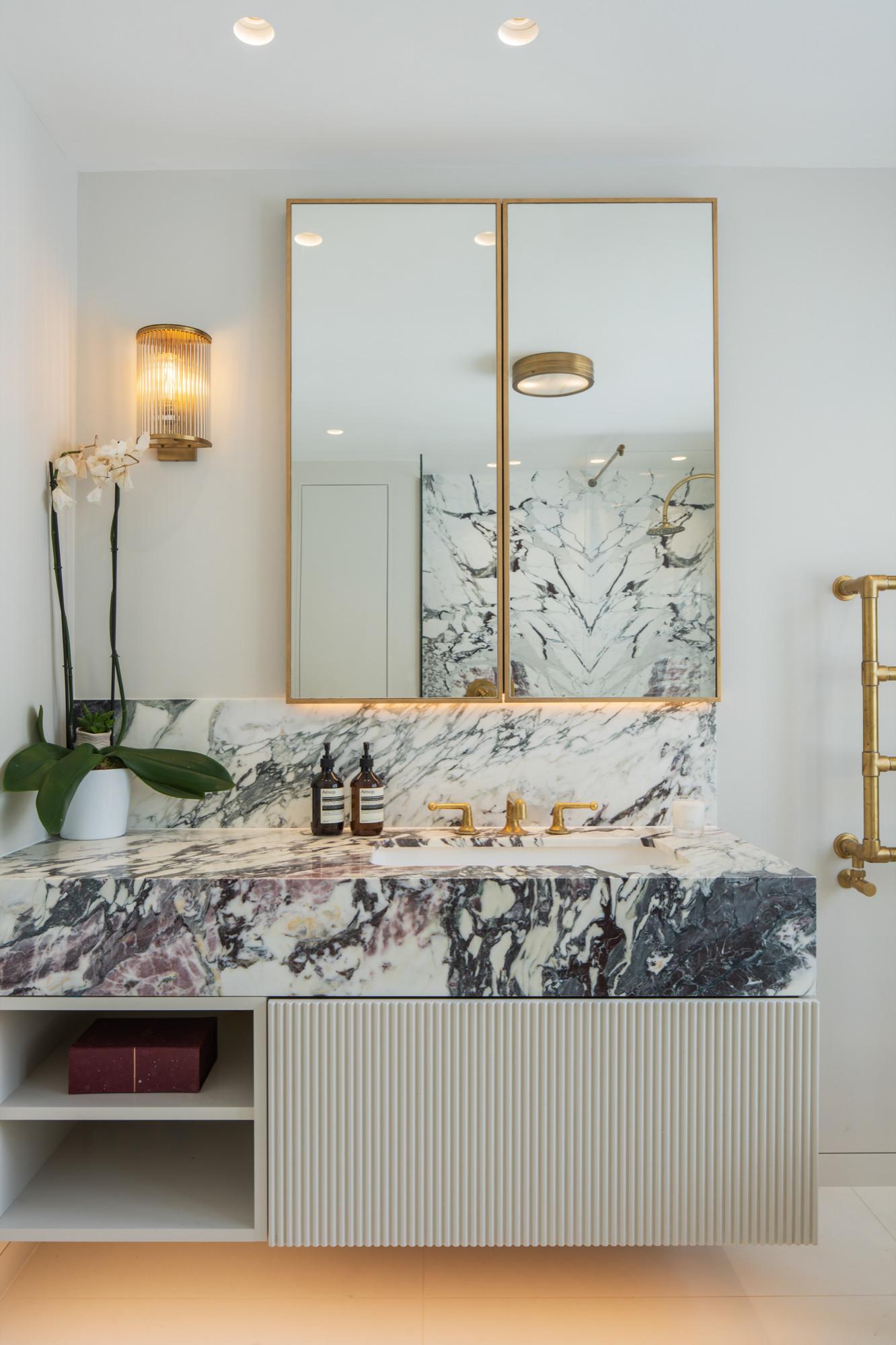 Incorporate floating vanities ‌for a sleek, modern bathroom ⁣aesthetic