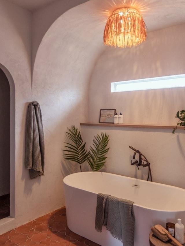 Dramatic ‍pendant ‌lights illuminate your boho bathroom ⁢beautifully