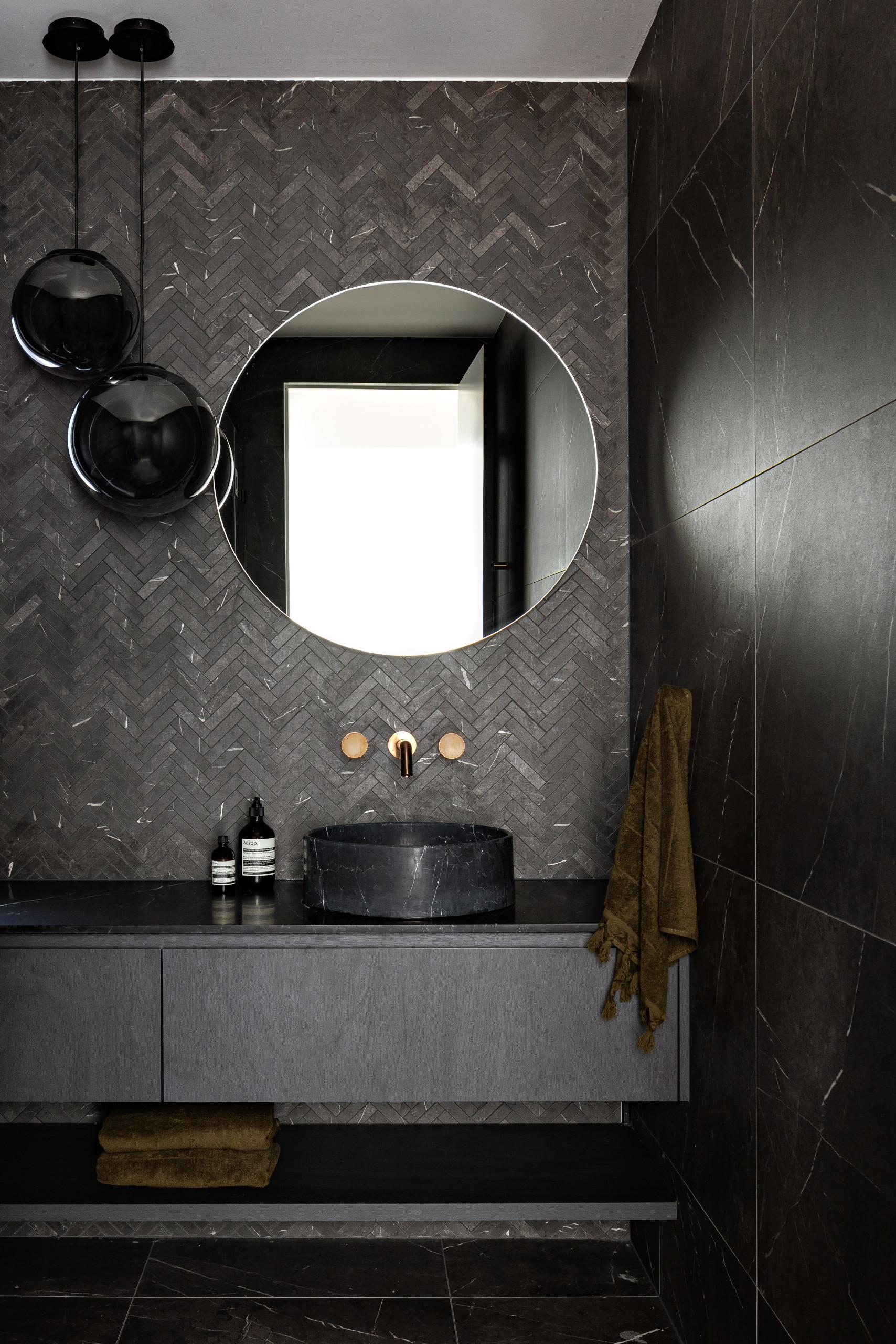 Utilize mirror walls to create an illusion of space‍ in ​a modern ⁢bathroom