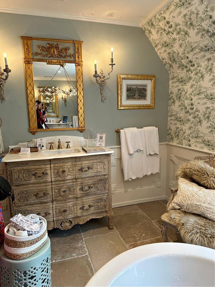 French Country: Embrace elegance with ‌vintage ⁣accents in ⁤your bathroom design