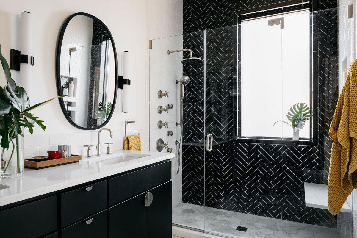 Monochrome bathroom ‌for a bold, contemporary statement