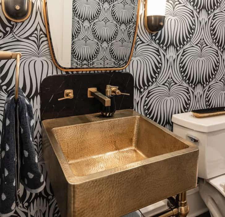 Art Deco bathroom: Showcase bold​ geometric patterns and luxurious materials