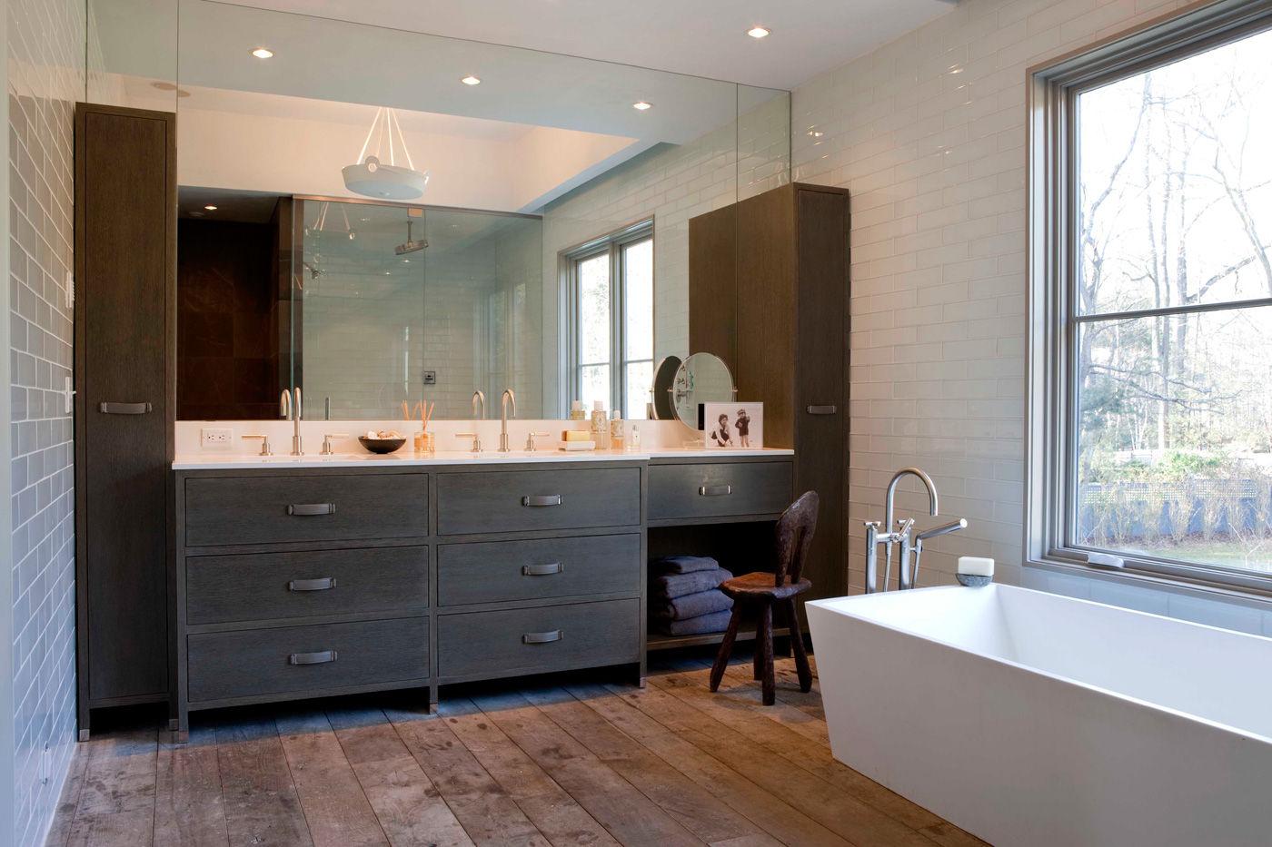 Create balance with ‌dark wood floors‌ and light ⁣wooden⁤ bathroom cabinetry