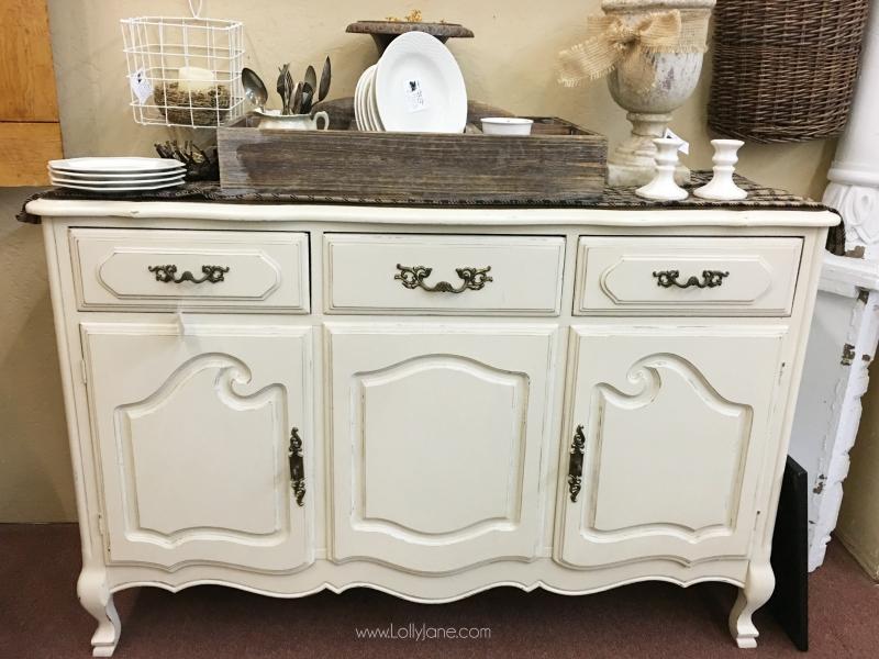 Install​ a​ repurposed vintage dresser as ⁢a unique vanity​ in your ⁤eclectic bathroom