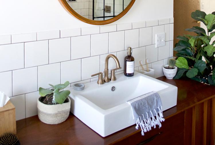 Mix and match vintage and modern fixtures for a unique eclectic ⁤bathroom⁢ vibe