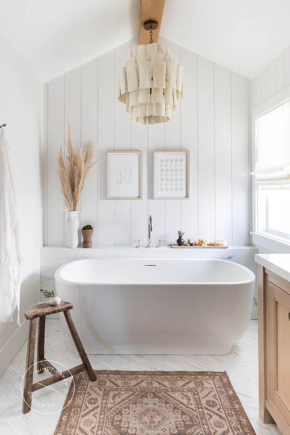 Feature unique light fixtures that cast warm ⁢hues ​in your​ boho bathroom