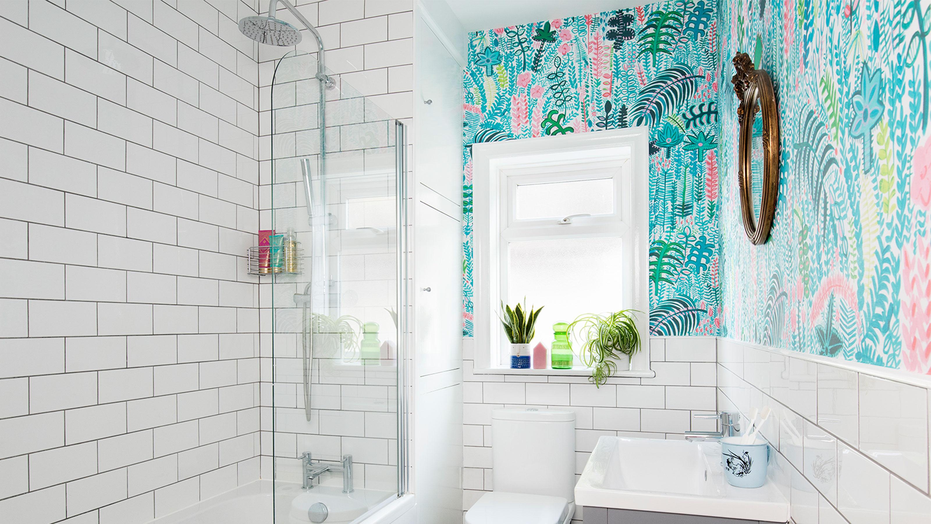 Use bold wallpaper patterns to add personality and flair to your ‍eclectic bathroom