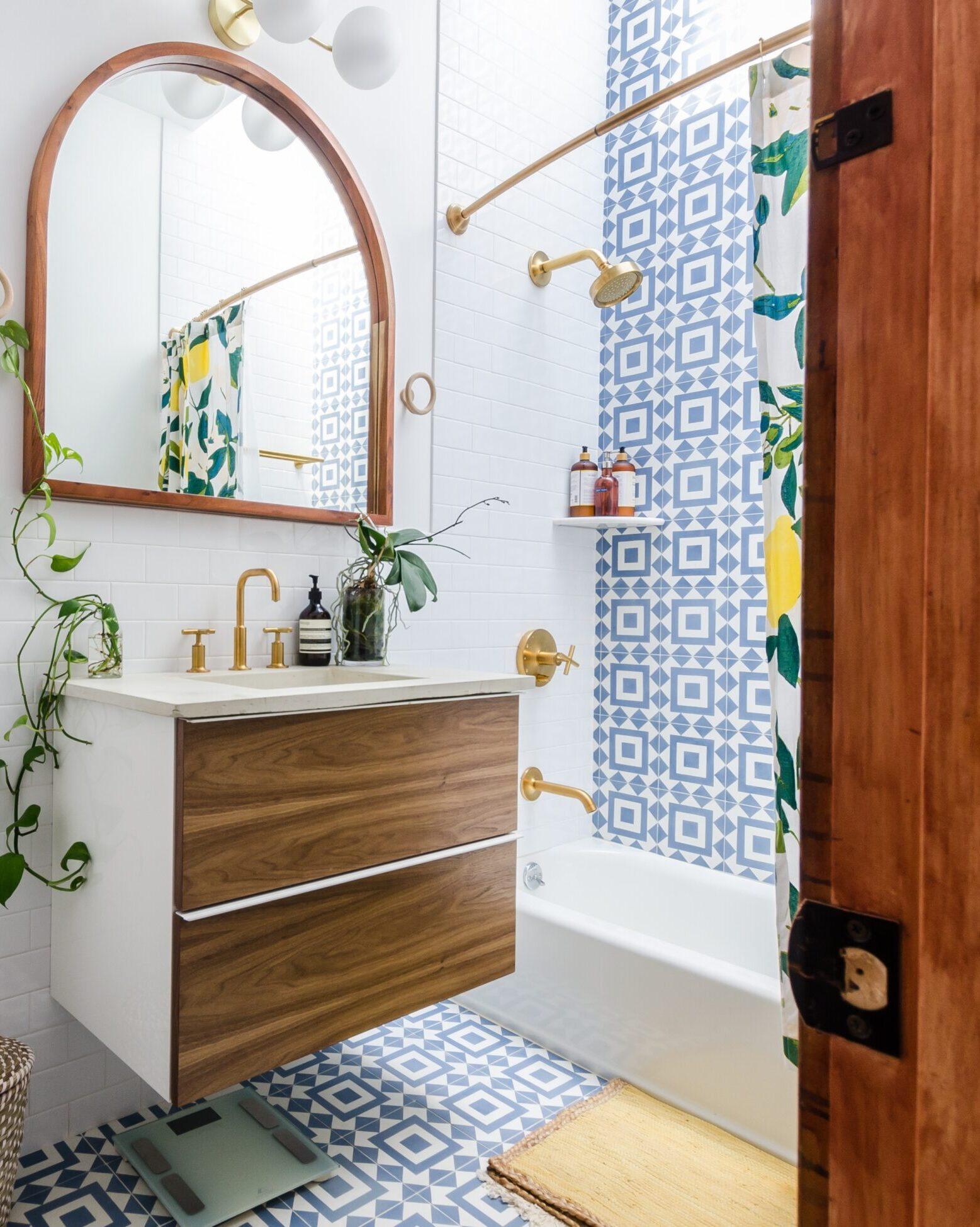 A bamboo bath​ mat provides​ a sustainable touch to your boho bathroom