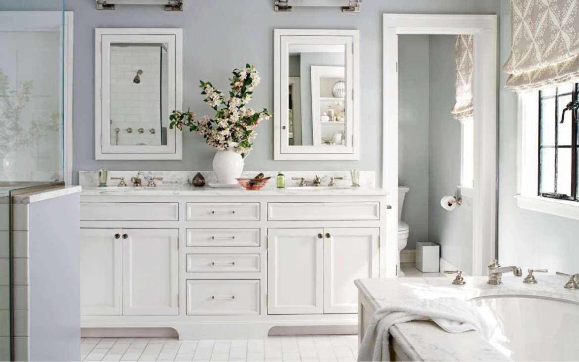 Use decorative lighting fixtures that contrast for an eclectic bathroom ambiance