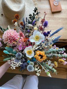 Dried‍ flowers ⁤add⁣ a ⁢rustic⁤ touch, ⁤enriching your boho bathroom‌ aesthetics