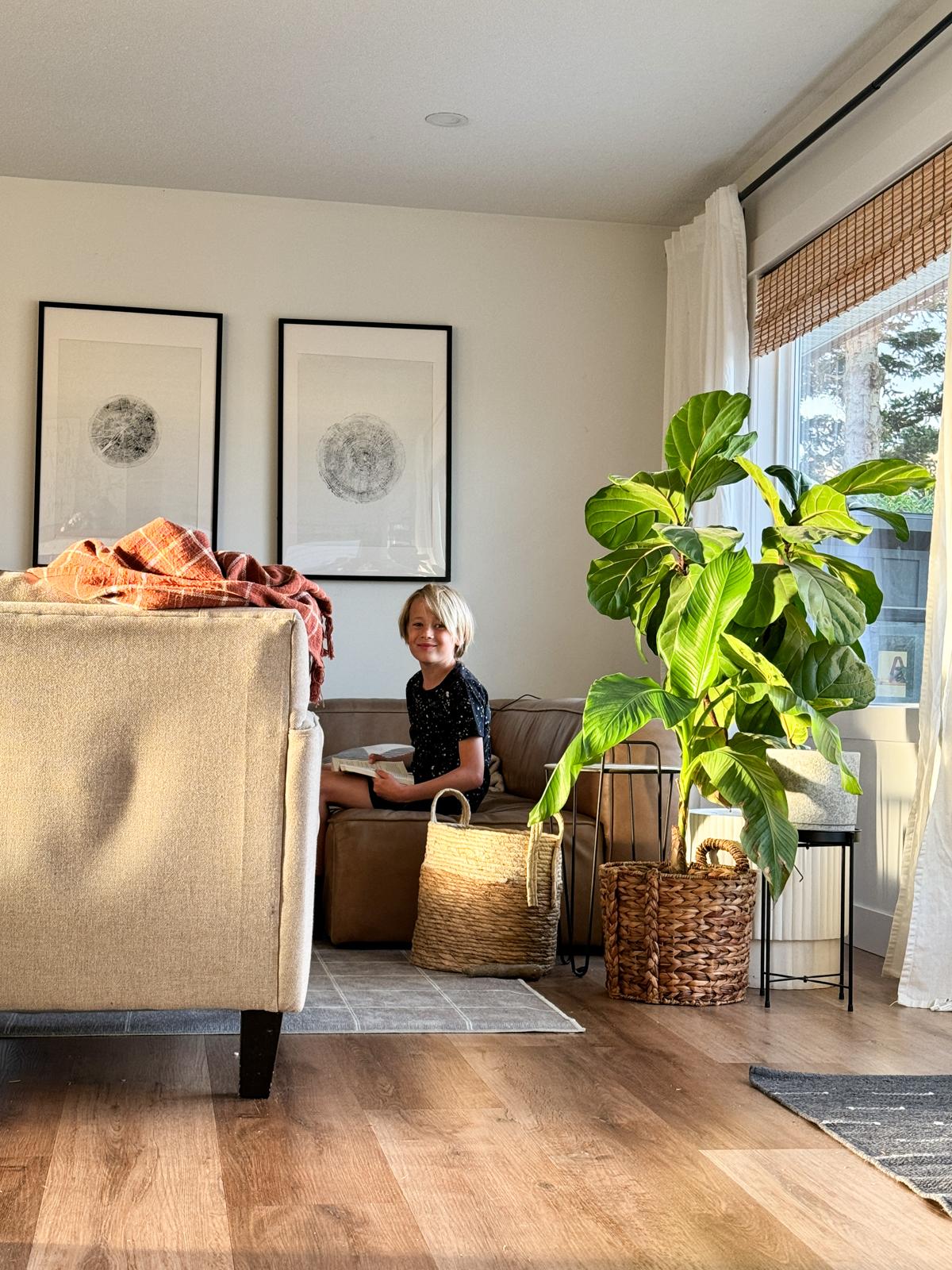 Feature large,‌ leafy plants for ‌a‍ lush vibe in your ⁣boho bathroom