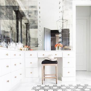 Glamorous Hollywood bathroom:⁤ Include plush towels and ⁤dramatic lighting