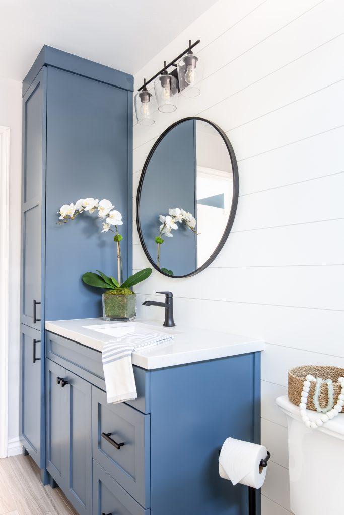 Nautical bathroom: ‌Highlight navy blue ⁣and white stripes with coastal‌ decor