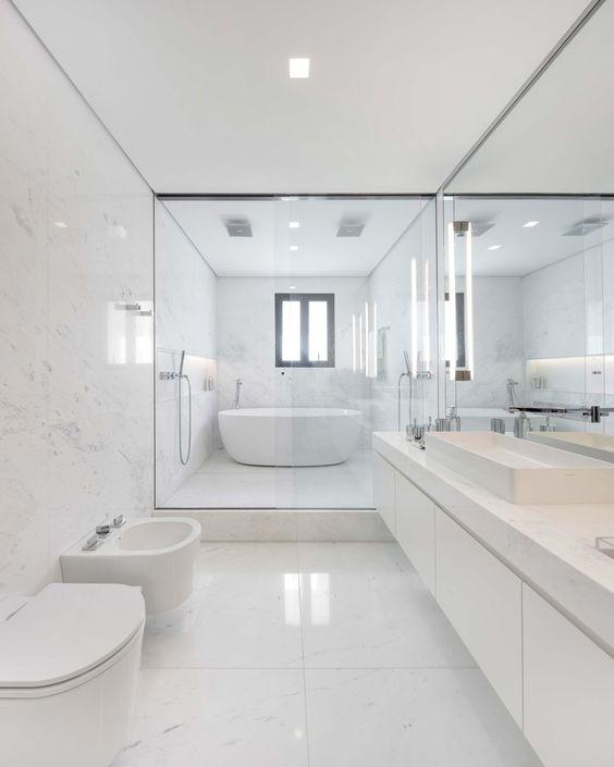 Minimalist bathroom: ‌Focus on clean lines and uncluttered spaces