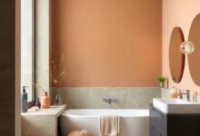 29 Inspiring Two-Tone Bathroom Color Ideas with Earthy Tones to Refresh Your Space