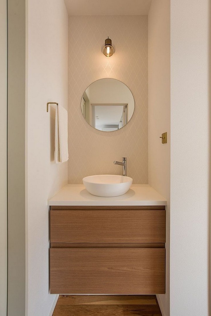 Round sink and mirror in powder room